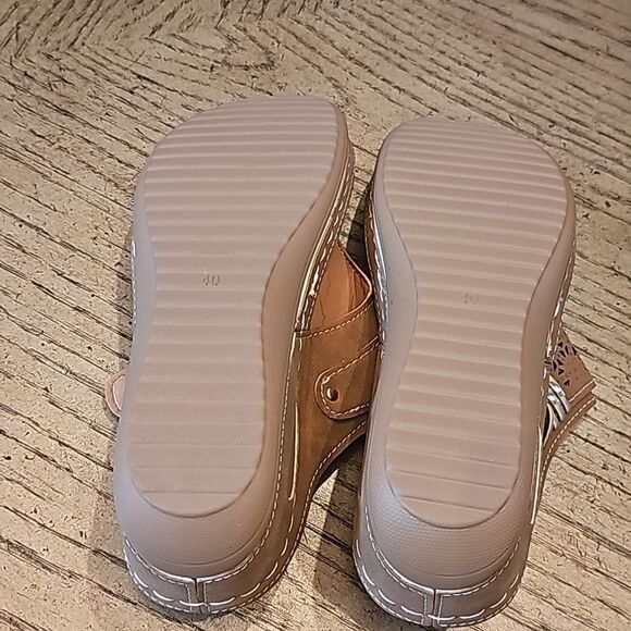 Tan wedge sandals size 40 or 9 NWOT - Picture 4 of 9